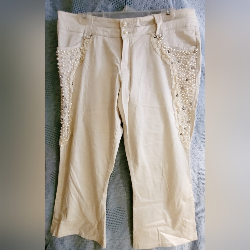 Elevate Your Resort Style with Size 14 Off White Capris - Embellished & Unworn - Picture 5 of 6